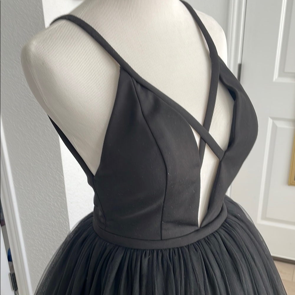 Mac Duggal Plunge Neck, Low Back Full Skirt Black Evening Gown - Picture 4 of 13